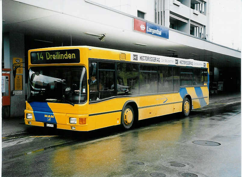 (039'837) - ASm Langenthal - Nr. 736/BE 401'922 - MAN/Lauber-MAN (ex RVO Langenthal Nr. 736) am 18. M�rz 2000 beim Bahnhof Langenthal