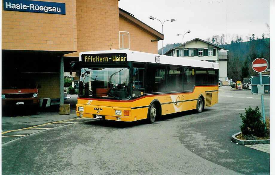 (039'923) - Trachsel, Hasle-R�egsau - BE 102'735 - MAN/Lauber am 18. M�rz 2000 beim Bahnhof Hasle-R�egsau
