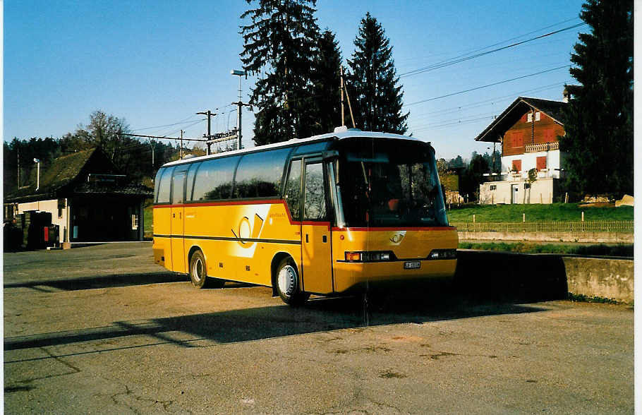(040'009) - Steiner, Altb�ron - LU 15'518 - Neoplan am 8. April 2000 beim Bahnhof St. Urban