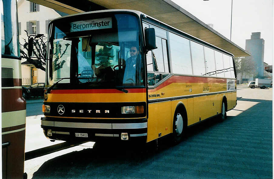 (040'018) - H�sler, Rickenbach - LU 15'611 - Setra am 8. April 2000 beim Bahnhof Sursee