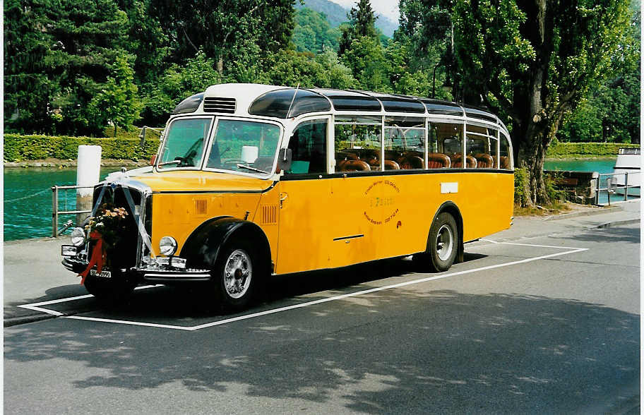 (040'837) - Linder, Einigen - BE 90'990 - Saurer/Gangloff (ex P 23'146; ex P 2215) am 10. Juni 2000 bei der Schiffl�ndte Thun