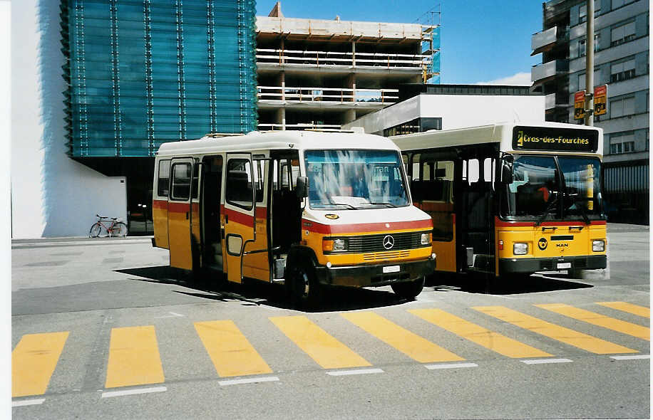 (041'719) - PTT-Regie - P 22'023 - Mercedes am 11. Juli 2000 beim Bahnhof Del�mont