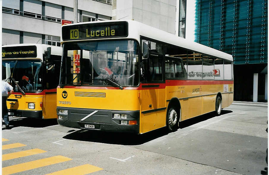 (041'724) - PTT-Regie - P 25'628 - Volvo/Steyr (ex Mer�ay, Del�mont) am 11. Juli 2000 beim Bahnhof Del�mont