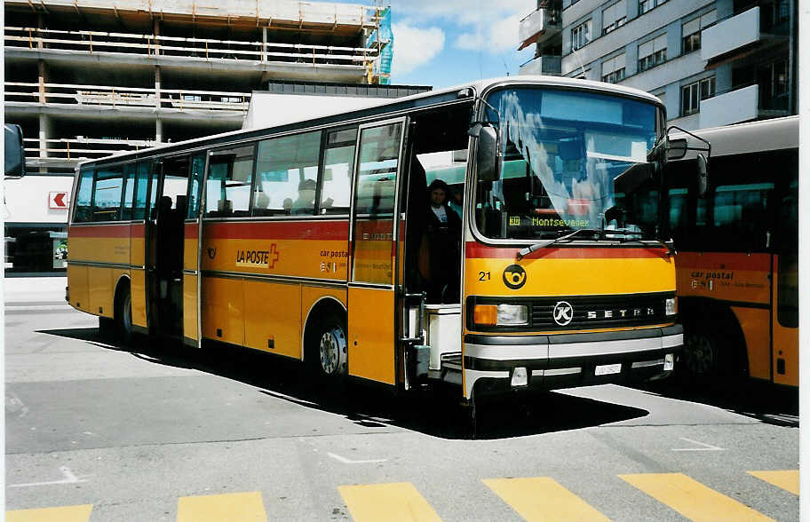 (041'725) - Stucki, Porrentruy - Nr. 21/JU 1927 - Setra am 11. Juli 2000 beim Bahnhof Del�mont