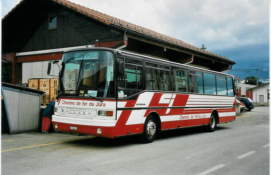 (041'732) - CJ Tramelan - Nr. 15/BE 260'052 - Setra am 11. Juli 2000 beim Bahnhof Saignel�gier