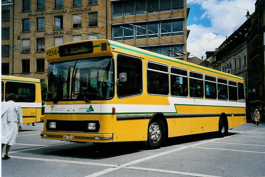 (041'821) - TN Neuch�tel - Nr. 214/NE 63'214 - Volvo/Hess am 12. Juli 2000 in Neuch�tel, Place Pury