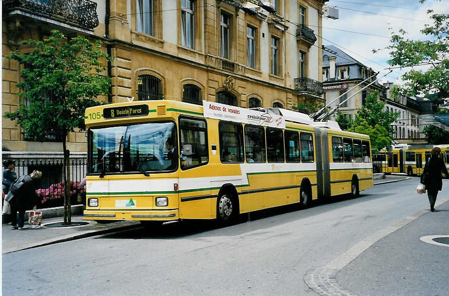 (041'823) - TN Neuch�tel - Nr. 105 - NAW/Hess Gelenktrolleybus am 12. Juli 2000 in Neuch�tel, Place Pury