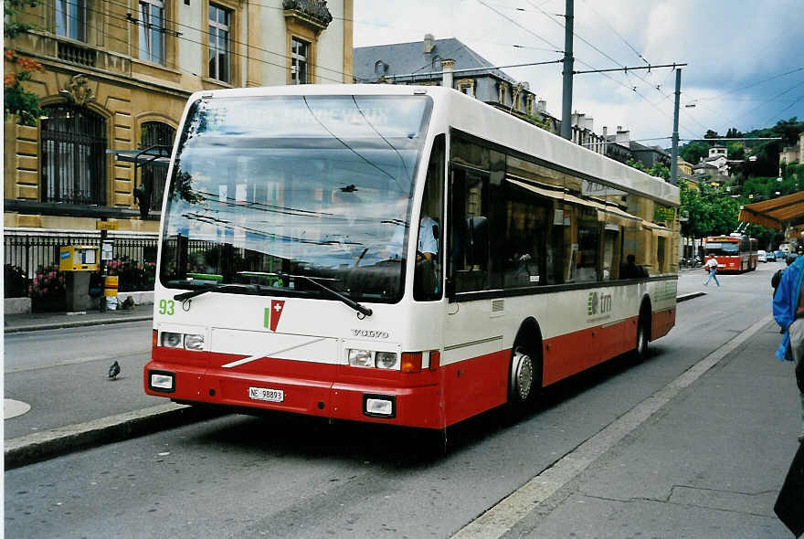 (041'825) - VR La Chaux-de-Fonds - Nr. 93/NE 98'893 - Volvo/Berkhof am 12. Juli 2000 in Neuch�tel, Place Pury