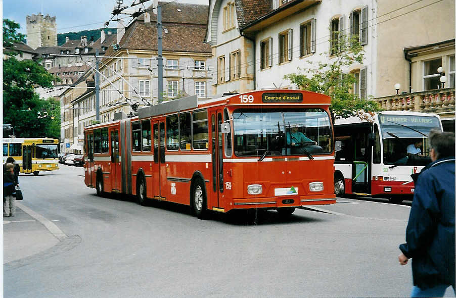(041'826) - TN Neuch�tel - Nr. 159 - FBW/Hess Gelenktrolleybus (ex Nr. 59) am 12. Juli 2000 in Neuch�tel, Place Pury