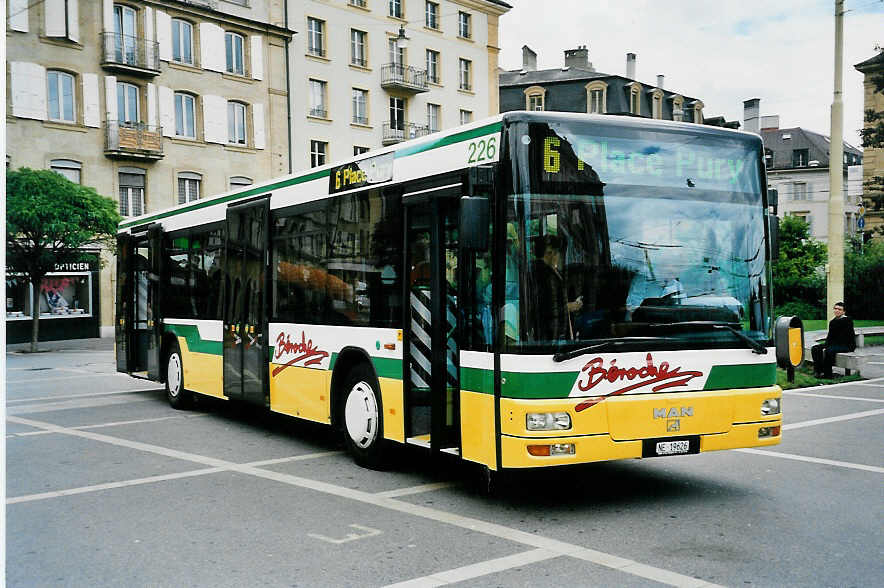 (041'828) - TN Neuch�tel - Nr. 226/NE 19'626 - MAN am 12. Juli 2000 in Neuch�tel, Place Pury