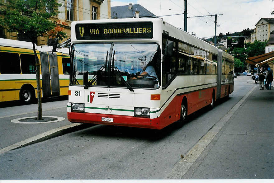 (041'829) - VR La Chaux-de-Fonds - Nr. 81/NE 10'693 - Mercedes am 12. Juli 2000 in Neuch�tel, Place Pury