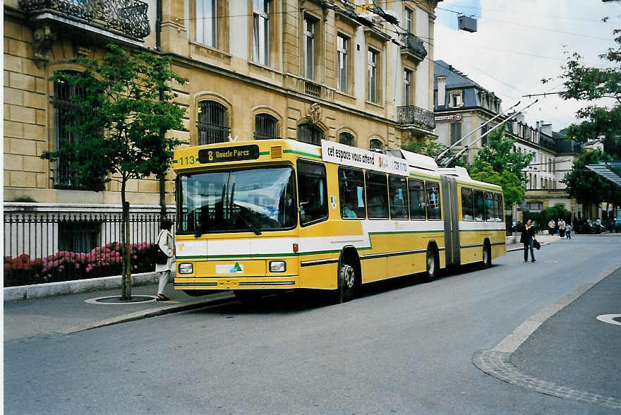 (041'836) - TN Neuch�tel - Nr. 113 - NAW/Hess Gelenktrolleybus am 12. Juli 2000 in Neuch�tel, Place Pury