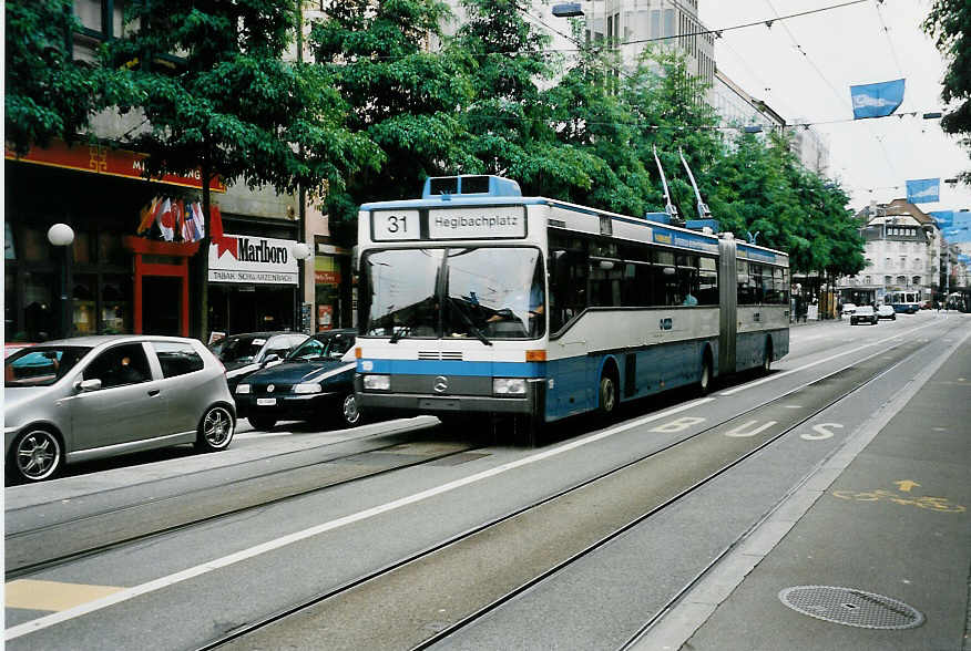 (041'929) - VBZ Z�rich - Nr. 19 - Mercedes Gelenktrolleybus am 13. Juli 2000 beim Bahnhof Z�rich