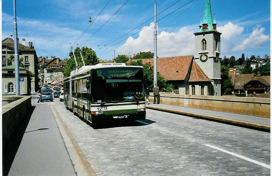 (042'021) - SVB Bern - Nr. 12 - NAW/Hess Gelenktrolleybus am 18. Juli 2000 in Bern, Nydeggbr�cke