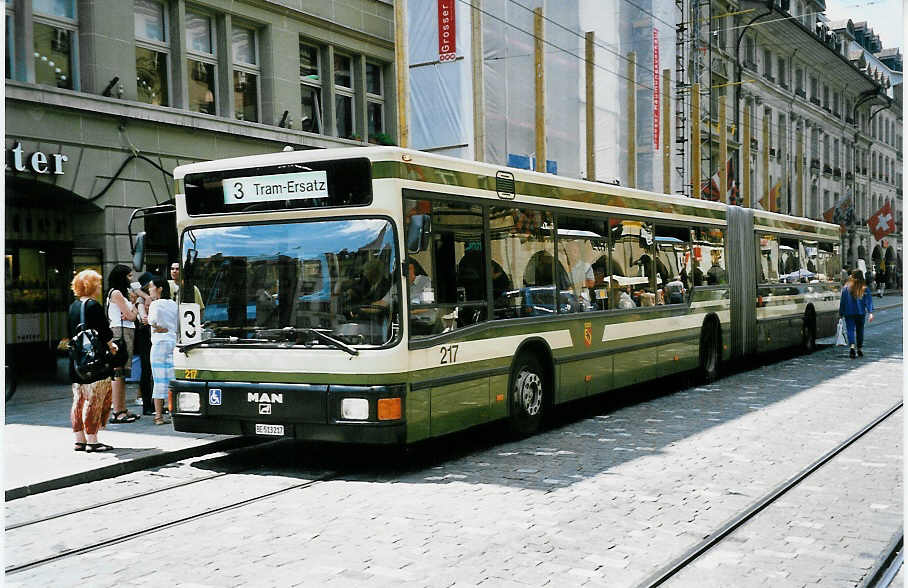 (042'026) - SVB Bern - Nr. 217/BE 513'217 - MAN am 18. Juli 2000 in Bern, B�renplatz