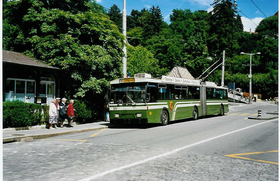 (042'029) - SVB Bern - Nr. 51 - FBW/Gangloff Gelenktrolleybus am 18. Juli 2000 in Bern, B�rengraben