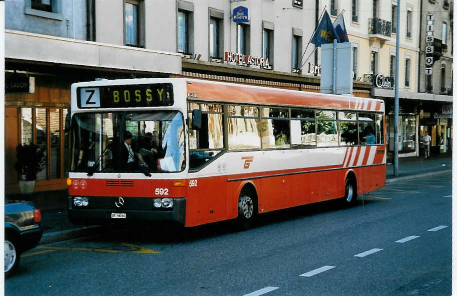 (042'101) - TPG Gen�ve - Nr. 592/GE 96'060 - Mercedes am 19. Juli 2000 beim Bahnhof Gen�ve
