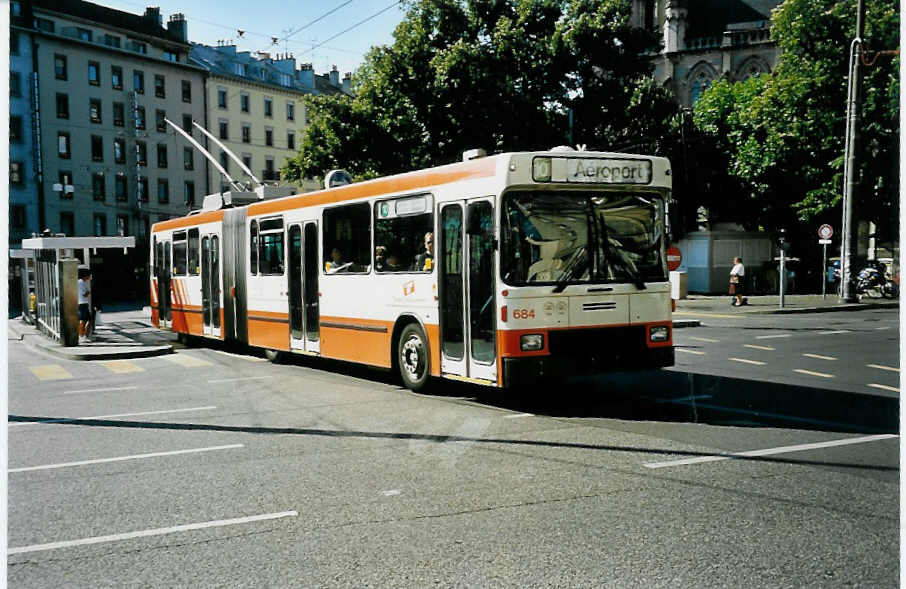 (042'103) - TPG Gen�ve - Nr. 684 - NAW/Hess Gelenktrolleybus am 19. Juli 2000 beim Bahnhof Gen�ve