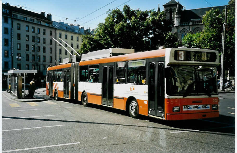(042'104) - TPG Gen�ve - Nr. 702 - NAW/Hess Gelenktrolleybus am 19. Juli 2000 beim Bahnhof Gen�ve