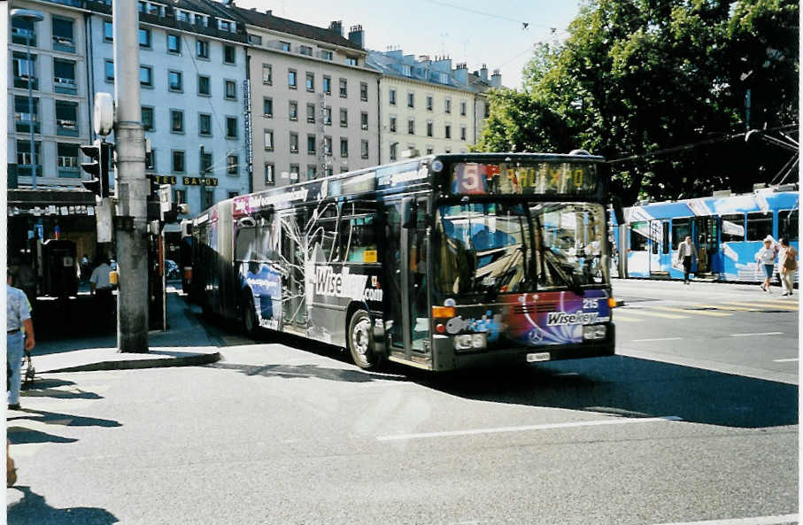 (042'107) - TPG Gen�ve - Nr. 215/GE 96'693 - Mercedes am 19. Juli 2000 beim Bahnhof Gen�ve