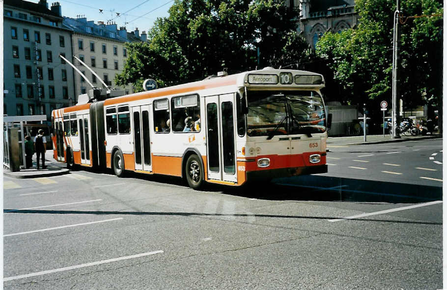 (042'108) - TPG Gen�ve - Nr. 653 - Saurer/Hess Gelenktrolleybus am 19. Juli 2000 beim Bahnhof Gen�ve
