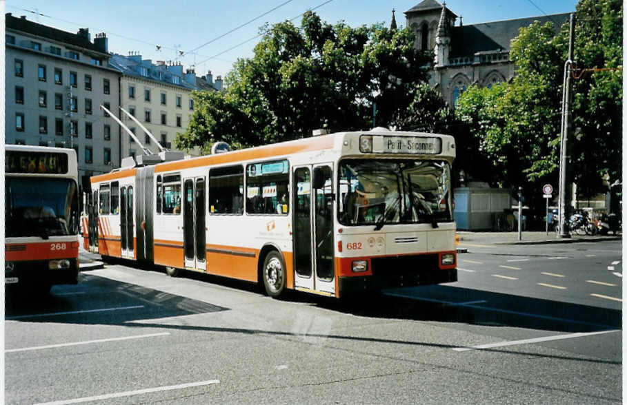 (042'110) - TPG Gen�ve - Nr. 682 - NAW/Hess Gelenktrolleybus am 19. Juli 2000 beim Bahnhof Gen�ve