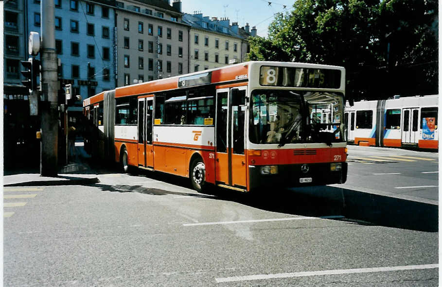(042'113) - TPG Gen�ve - Nr. 271/GE 96'211 - Mercedes am 19. Juli 2000 beim Bahnhof Gen�ve