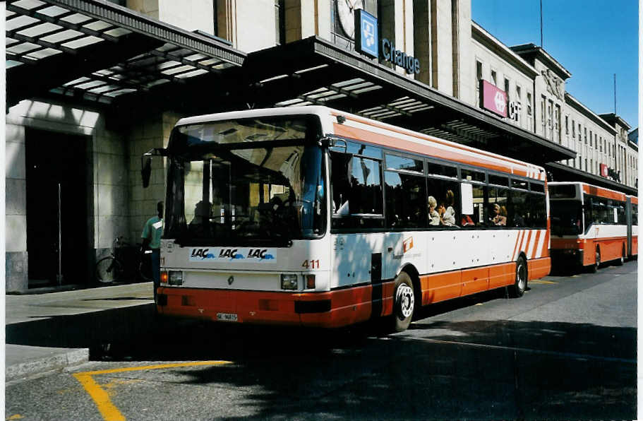 (042'114) - TPG Gen�ve - Nr. 411/GE 96'815 - Renault am 19. Juli 2000 beim Bahnhof Gen�ve