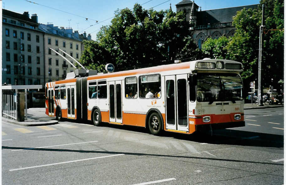 (042'117) - TPG Gen�ve - Nr. 661 - Saurer/Hess Gelenktrolleybus am 19. Juli 2000 beim Bahnhof Gen�ve