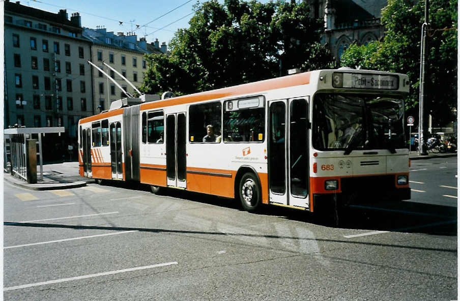 (042'118) - TPG Gen�ve - Nr. 683 - NAW/Hess Gelenktrolleybus am 19. Juli 2000 beim Bahnhof Gen�ve