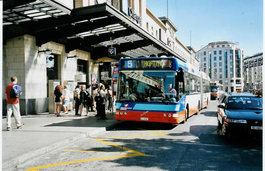 (042'120) - TPG Gen�ve - Nr. 301/GE 96'487 - Volvo am 19. Juli 2000 beim Bahnhof Gen�ve