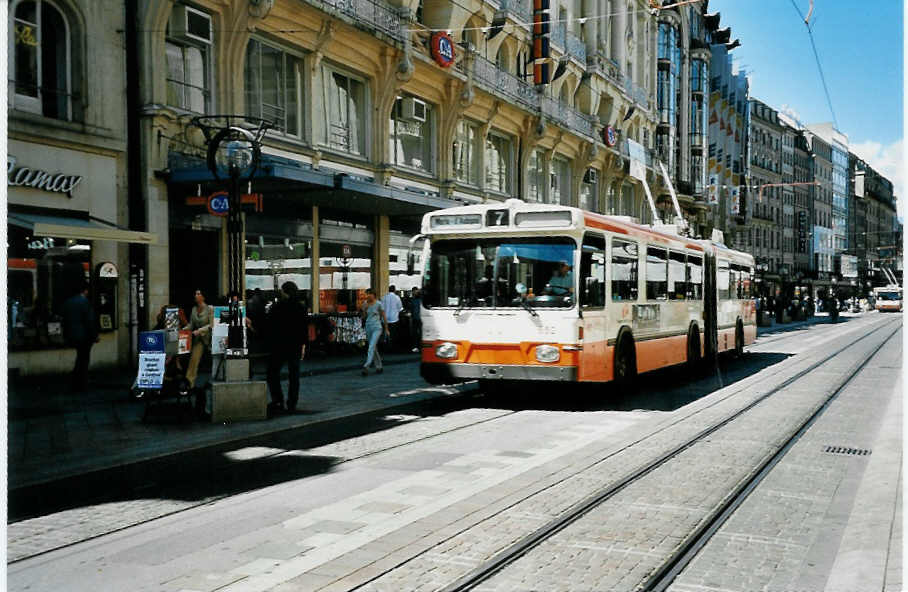 (042'124) - TPG Gen�ve - Nr. 652 - Saurer/Hess Gelenktrolleybus am 19. Juli 2000 in Gen�ve, Rue Croix d'Or