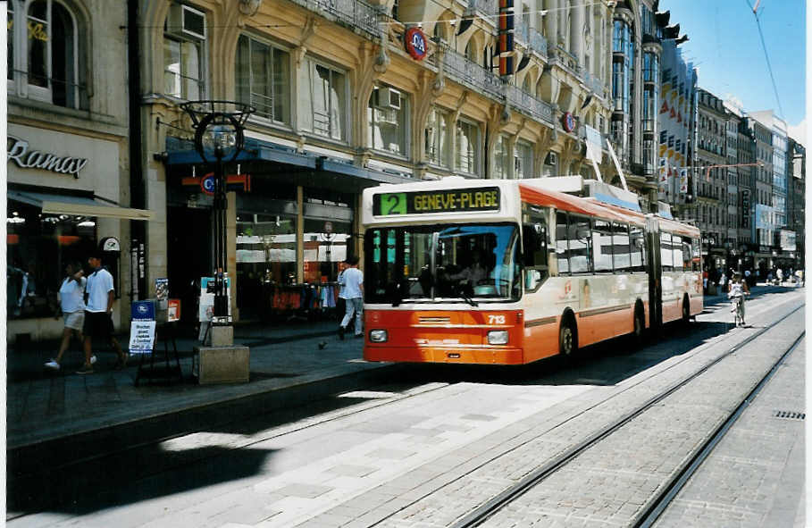 (042'127) - TPG Gen�ve - Nr. 713 - NAW/Hess Gelenktrolleybus am 19. Juli 2000 in Gen�ve, Rue Croix d'Or