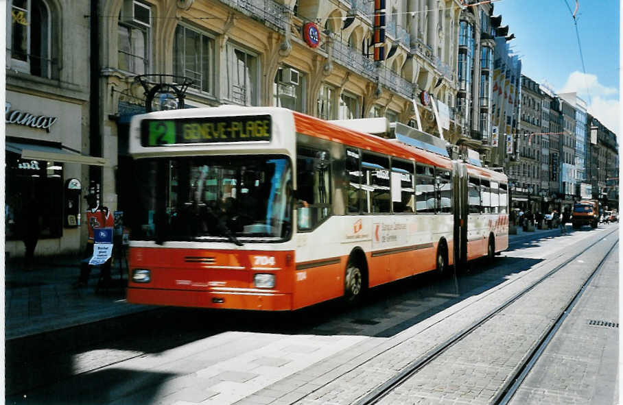 (042'131) - TPG Gen�ve - Nr. 704 - NAW/Hess Gelenktrolleybus am 19. Juli 2000 in Gen�ve, Rue Croix d'Or