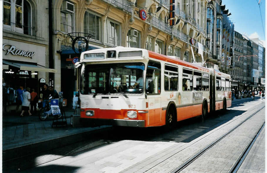 (042'132) - TPG Gen�ve - Nr. 673 - Saurer/Hess Gelenktrolleybus am 19. Juli 2000 in Gen�ve, Rue Croix d'Or