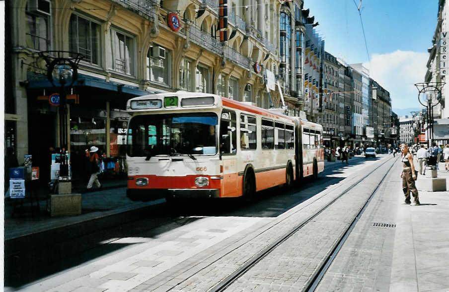 (042'135) - TPG Gen�ve - Nr. 666 - Saurer/Hess Gelenktrolleybus am 19. Juli 2000 in Gen�ve, Rue Croix d'Or