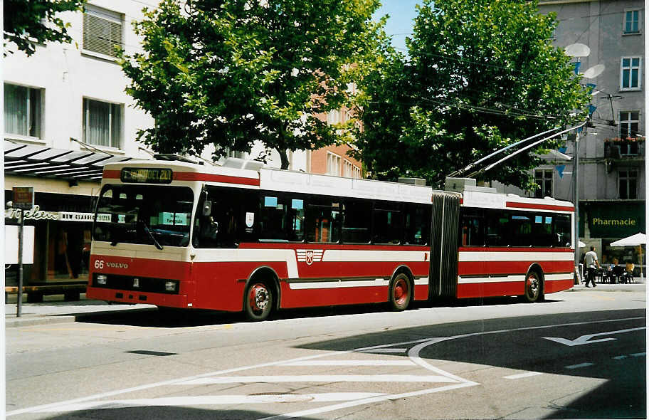 (042'211) - VB Biel - Nr. 66 - Volvo/R&J Gelenktrolleybus am 20. Juli 2000 in Biel, M�hlebr�cke