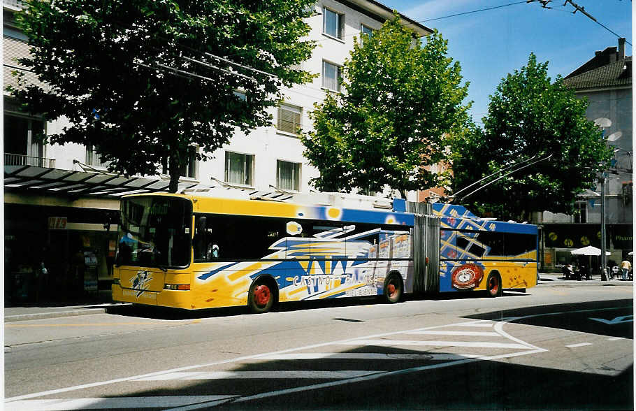 (042'215) - VB Biel - Nr. 83 - NAW/Hess Gelenktrolleybus am 20. Juli 2000 in Biel, M�hlebr�cke