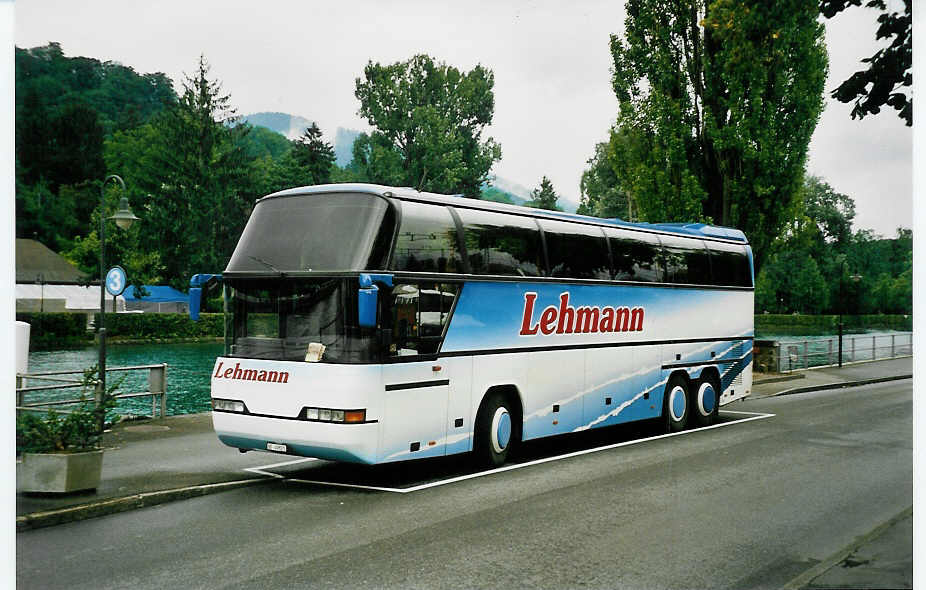 (042'401) - Lehmann, Studen - BE 49'821 - Neoplan am 5. August 2000 bei der Schiffl�ndte Thun