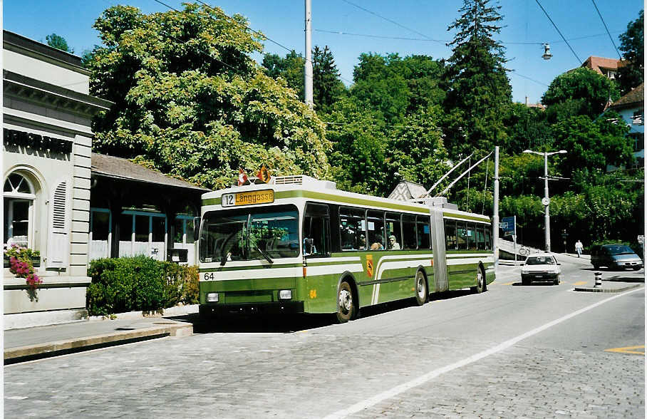 (042'418) - SVB Bern - Nr. 64 - Volvo/R&J Gelenktrolleybus am 12. August 2000 in Bern, B�rengraben