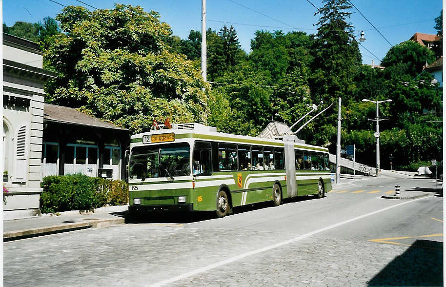 (042'420) - SVB Bern - Nr. 65 - Volvo/Hess Gelenktrolleybus am 12. August 2000 in Bern, B�rengraben