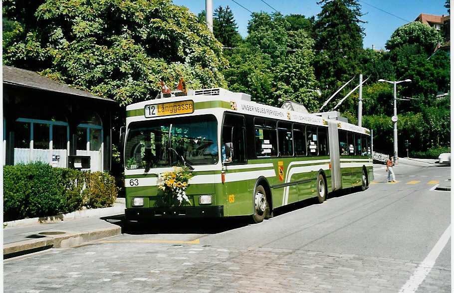 (042'425) - SVB Bern - Nr. 63 - Volvo/R&J Gelenktrolleybus am 12. August 2000 in Bern, B�rengraben