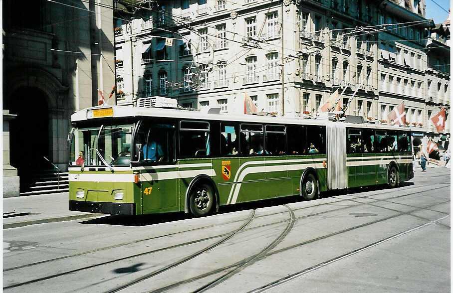 (042'503) - SVB Bern - Nr. 47 - FBW/Gangloff Gelenktrolleybus am 12. August 2000 beim Bahnhof Bern