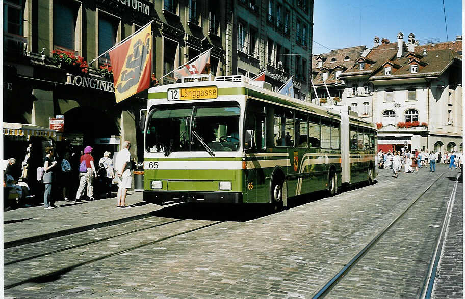 (042'508) - SVB Bern - Nr. 65 - Volvo/Hess Gelenktrolleybus am 12. August 2000 in Bern, B�renplatz