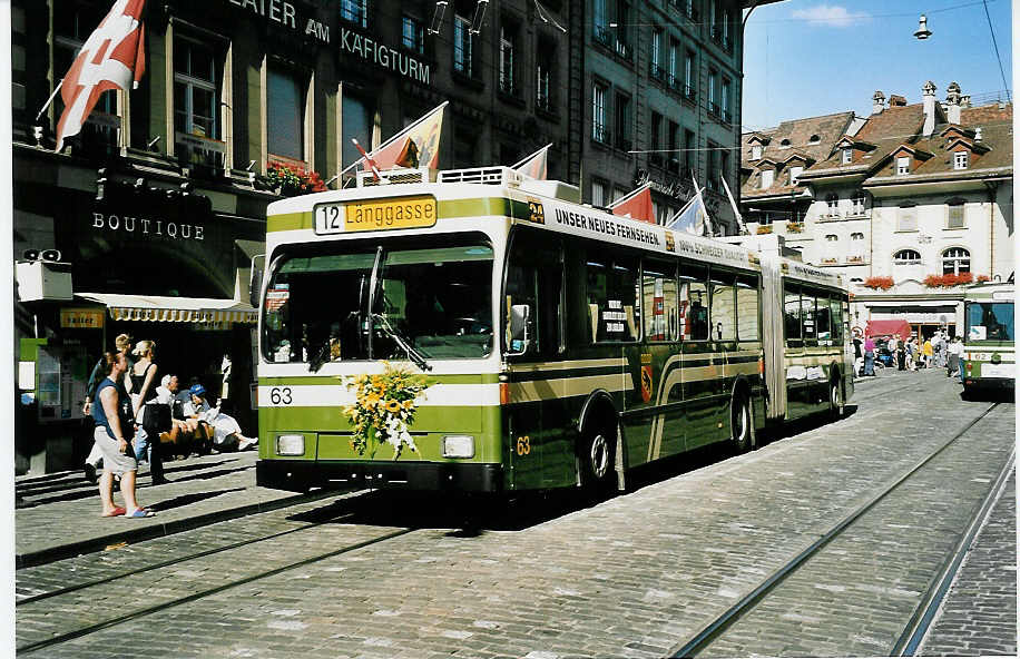 (042'513) - SVB Bern - Nr. 63 - Volvo/R&J Gelenktrolleybus am 12. August 2000 in Bern, B�renplatz