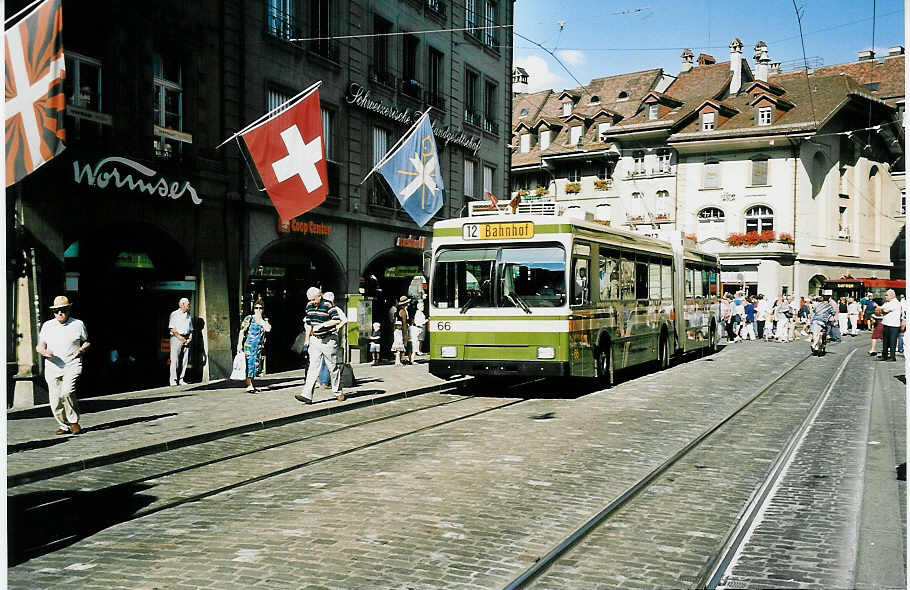 (042'523) - SVB Bern - Nr. 66 - Volvo/Hess Gelenktrolleybus am 12. August 2000 in Bern, B�renplatz