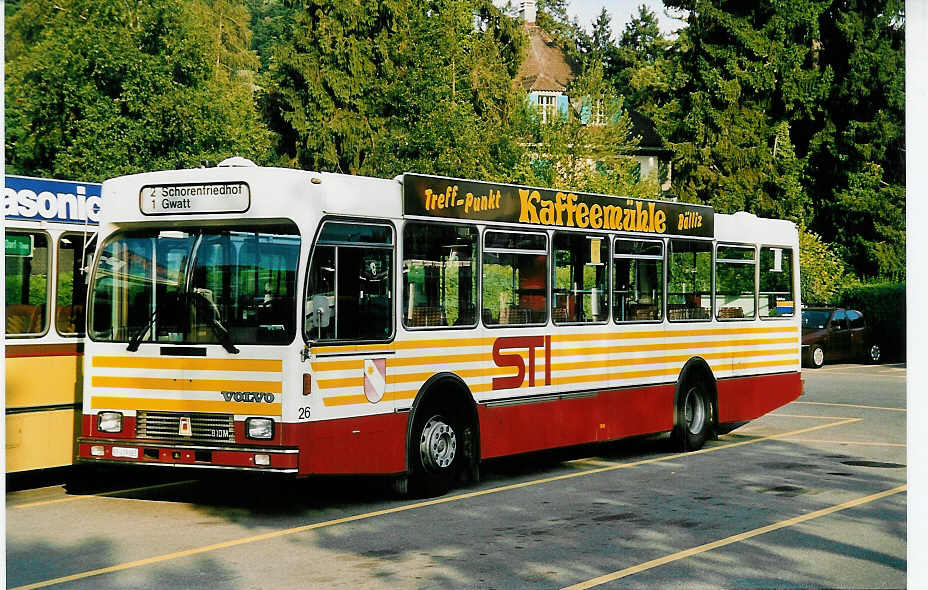 (042'619) - STI Thun - Nr. 26/BE 419'025) - Volvo/R&J (ex SAT Thun Nr. 26) am 17. August 2000 bei der Schiffl�ndte Thun