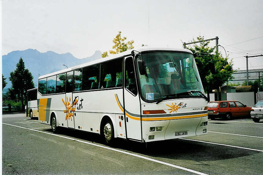 (042'624) - Aus Frankreich: Piot, Neufch�teau - 6982 SW 88 - Bova am 18. August 2000 in Thun, Seestrasse