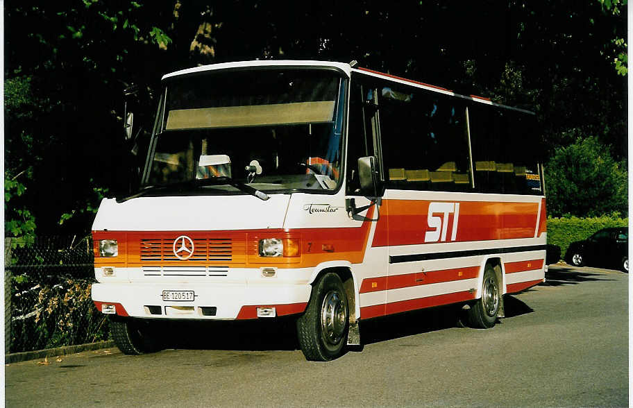 (042'707) - STI Thun - Nr. 7/BE 120'517 - Mercedes/Auw�rter (ex TSG Blumenstein Nr. 7) am 25. August 2000 bei der Schiffl�ndte Thun