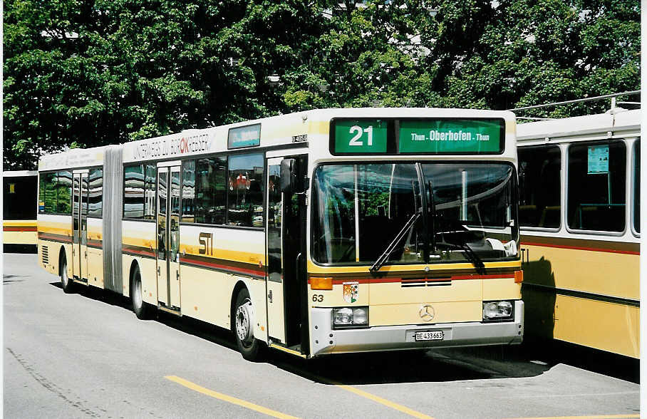 (043'034) - STI Thun - Nr. 63/BE 433'663 - Mercedes am 2. September 2000 bei der Schiffl�ndte Thun
